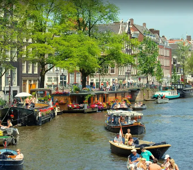  themes of light festivals in Amsterdam, Amsterdam light festival Christmas canal parade