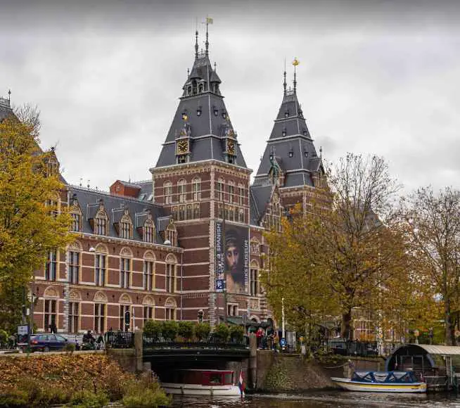 famous buildings in Amsterdam, famous dutch buildings, modern building in Amsterdam, cinema in Amsterdam