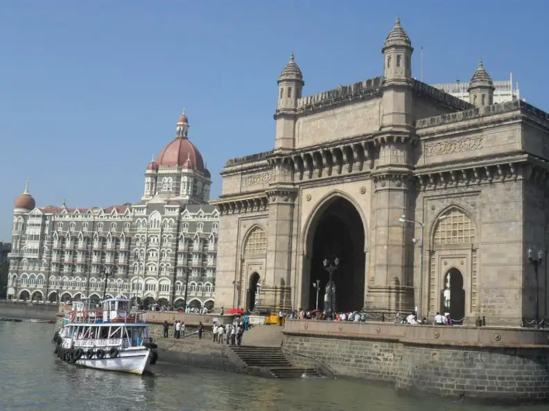 a trip to the Gateway of India, Complete Route Guide to Visiting the Gateway of India, Best Route to the Gateway of India, taxis to reach this Gateway of India