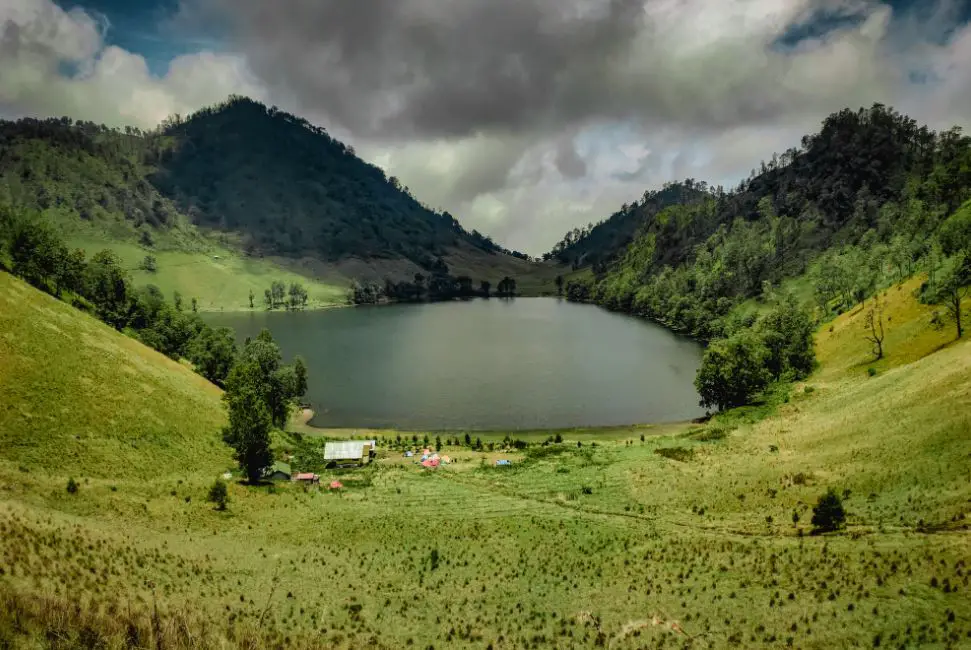famous lakes in Indonesia, lakes near Indonesia, how many lakes in Indonesia, how many lakes are there in Indonesia, list of lakes in Indonesia, total lakes in Indonesia, lakes to visit in Indonesia, lakes in Indonesia Northern Indonesia
