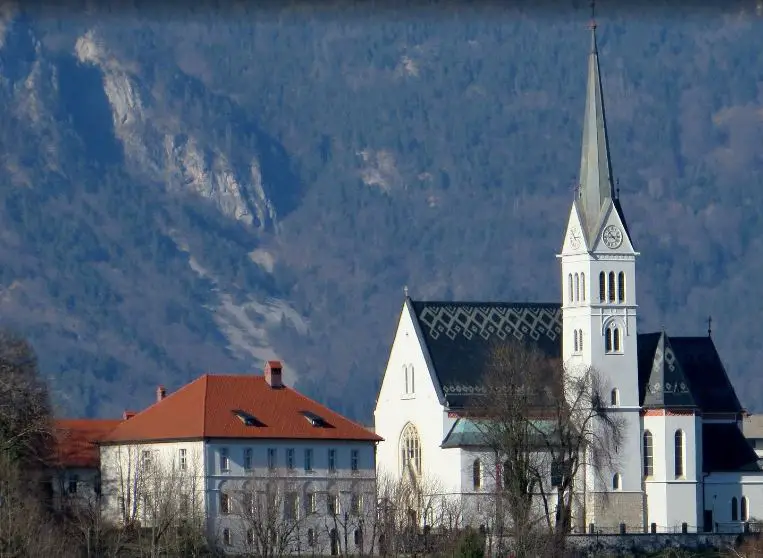 This blog have discussed about the famous churches in Slovenia.