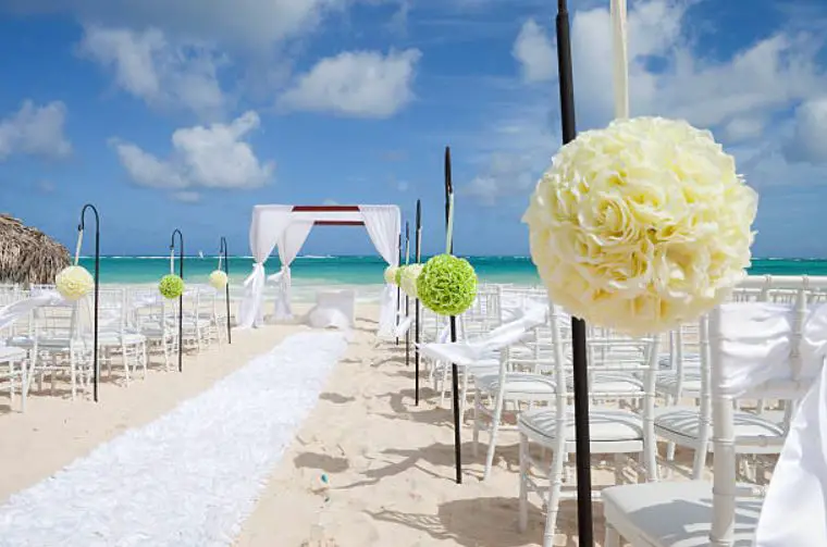 You can literally marry anywhere in Vegas. Vegas as a famous destination for weddings,planning a destination wedding in Vegas,gorgeous Vegas wedding destinations,wedding venue in Vegas