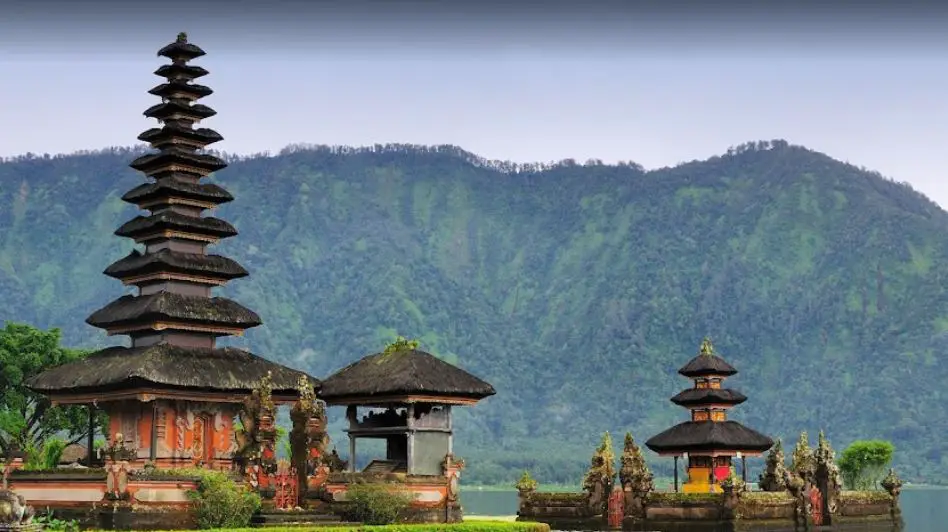  indonesia tourism, famous lakes in indonesia, honeymoon destinations in indonesia