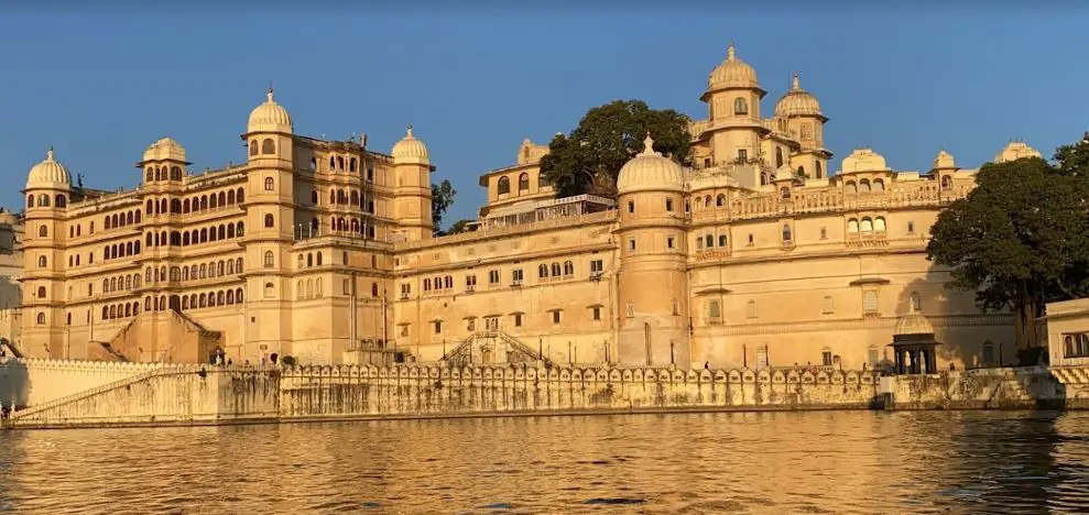 places to see in udaipur, places to visit udaipur at night, best cities in india, things to buy in udaipur, things to eat in udaipur, best activities to do in Udaipur, City Palace in Udaipur, beautiful lakes in udaipur