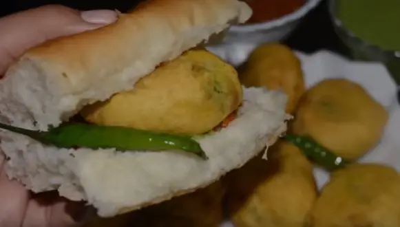 local trains in Mumbai, Mumbai is famous for its, Mumbai famous to visit, what is Mumbai best Known for