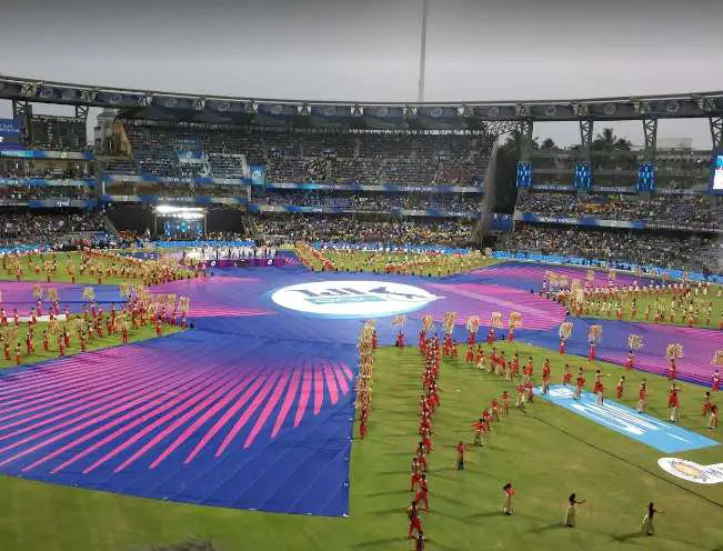 what is Mumbai famous for, what makes Mumbai famous, Mumbai Most popular to visit, local trains in Mumbai