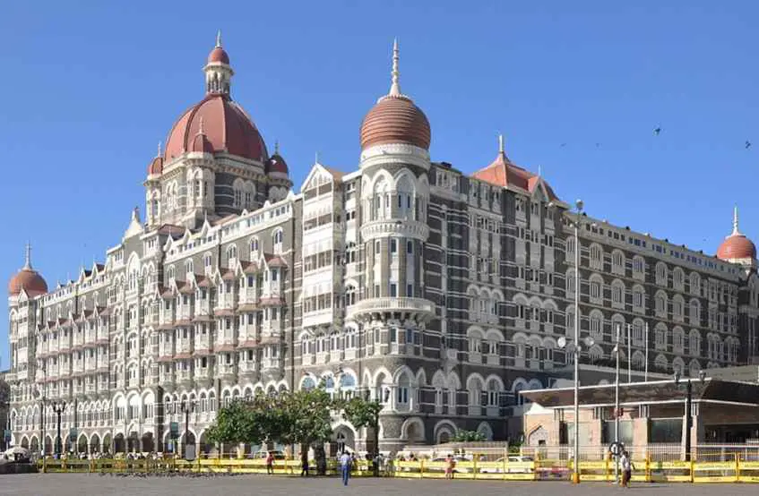 what is Mumbai famous for, what makes Mumbai famous, Mumbai Most popular to visit, local trains in Mumbai