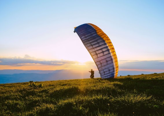 list of 10 exciting places in the world for paragliding, beginner spots for paragliding in the world, top paragliding places i
