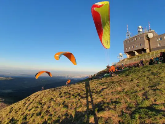 list of 10 places in France for paragliding, beginner schools in France for paragliding, paragliding in France, popular paragliding places in France, ideal place in France for paragliding, paragliding spot in France