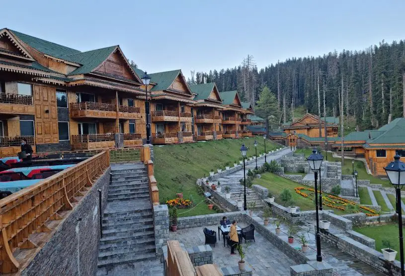 beautiful skiing resorts in India, amazing skiing resort in India has different types of luxurious rooms with opulent settings. From every room, amazing skiing resort in India