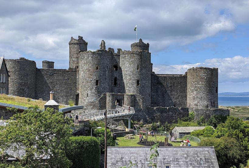10 Best Castles in Wales,charming castles in Wales,impressive castles in Wales, inhabited castle in Wales,impressive castles in Wales, stunning castle in Wales, ruined castles in Wales,amazing castle in Wales